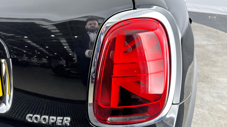 MINI Hatchback 1.5 Cooper Classic 3dr Auto [Comfort/Nav Pack] Petrol Hatchback